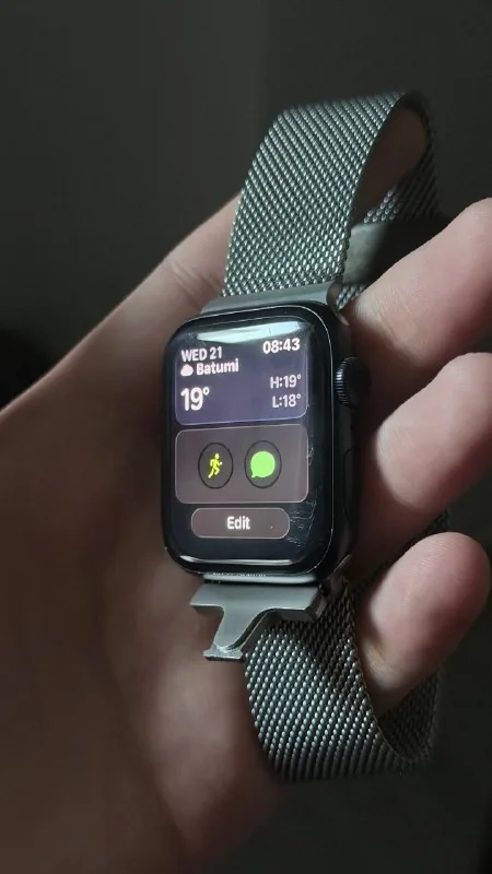 Apple Watch SE (2) с царапиной на стекле 1