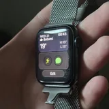 Apple Watch SE (2) с царапиной на стекле 1