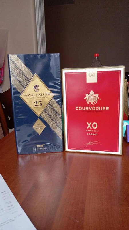 Виски Chivas Royal Salute 25yo, коньяк Courvoisier XO