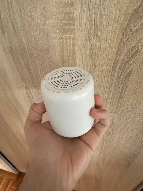 Минималистичная белая Bluetooth-колонка