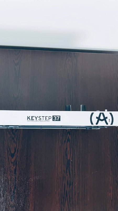 MIDI-клавиатура Arturia KeyStep 37 5