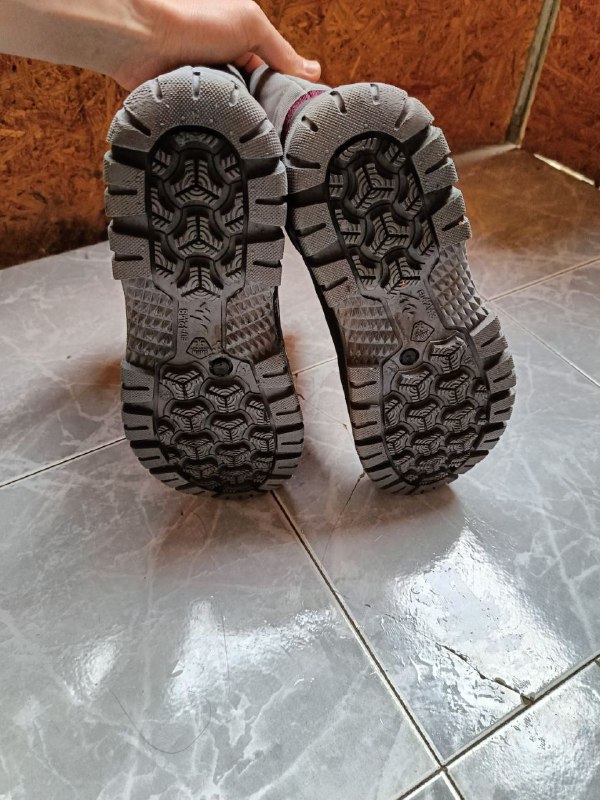 Копилка, переходник с Apple Lightning, блок питания, кардридер, переходник Omni-plug, кофе, гель для бритья, маска для лица, обувь для хайкинга, зонт, ведро для мусора 10