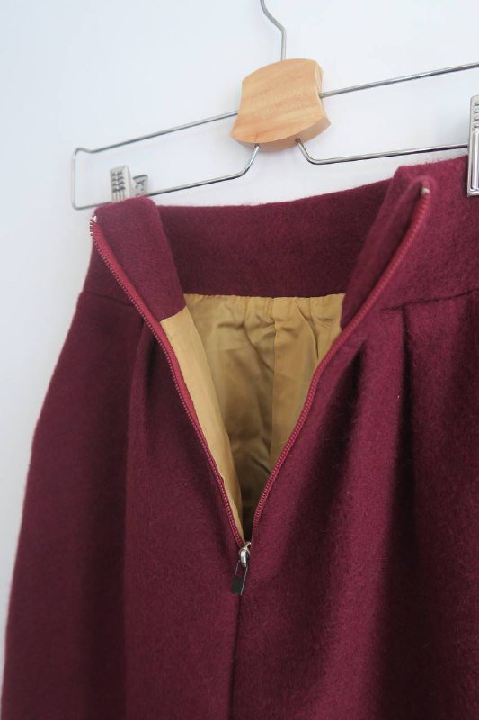 Бордовая шерстяная юбка-карандаш с карманами и складками 2