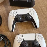 PS5 с двумя геймпадами 5