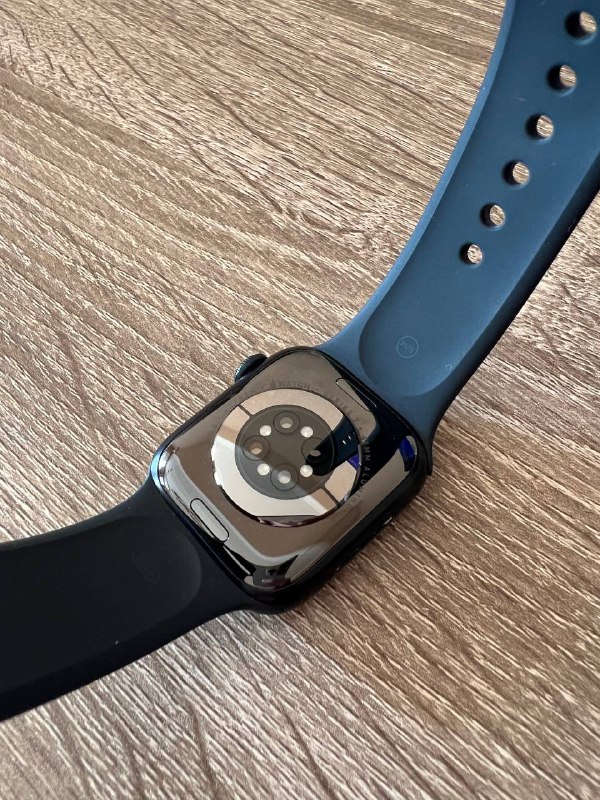 Apple Watch Series 7 41mm with strap and charger 3