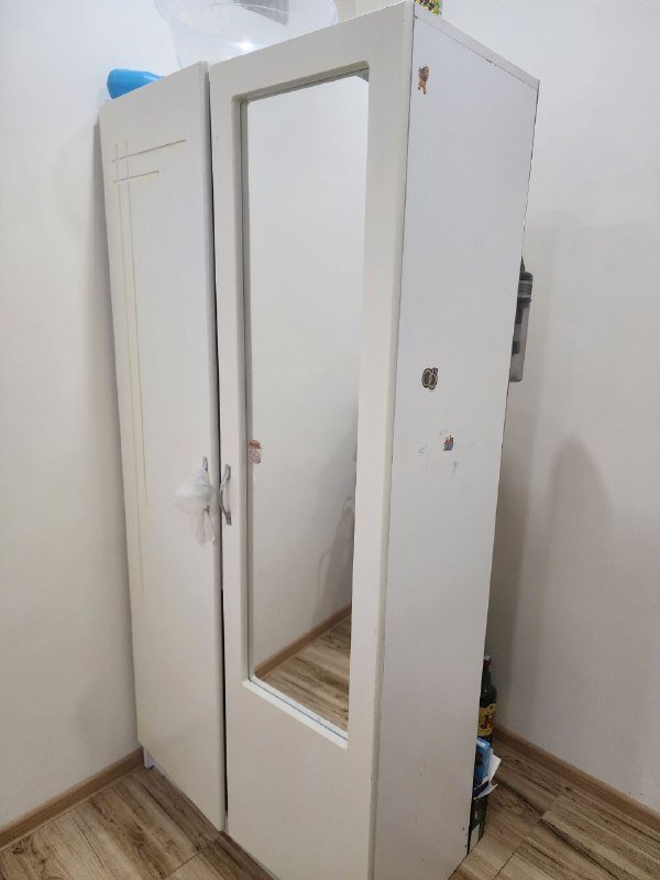 Шкаф белый с полками