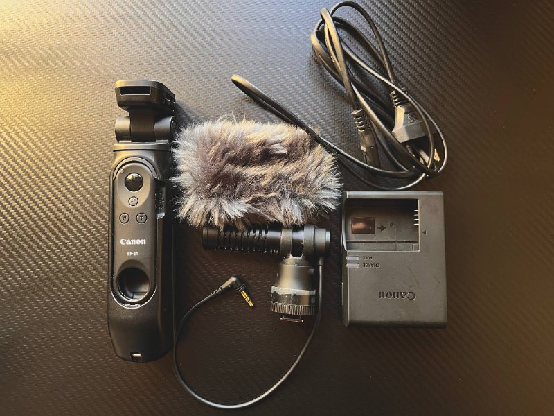 Камера Canon R50 с объективом 18-45мм и Creator Kit