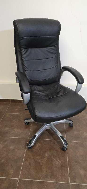 Офисное кресло компьютерное черное