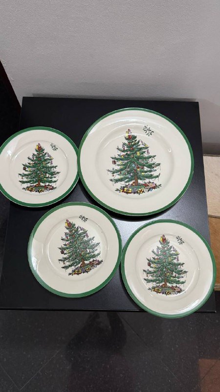 4 тарелки с рождественской елкой