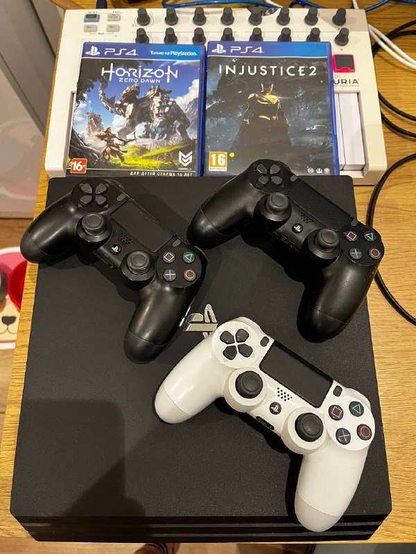 PlayStation 4 Pro с джойстиками и играми