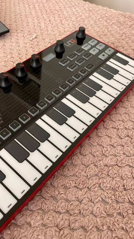 IK Multimedia UNO Synth Pro Desktop