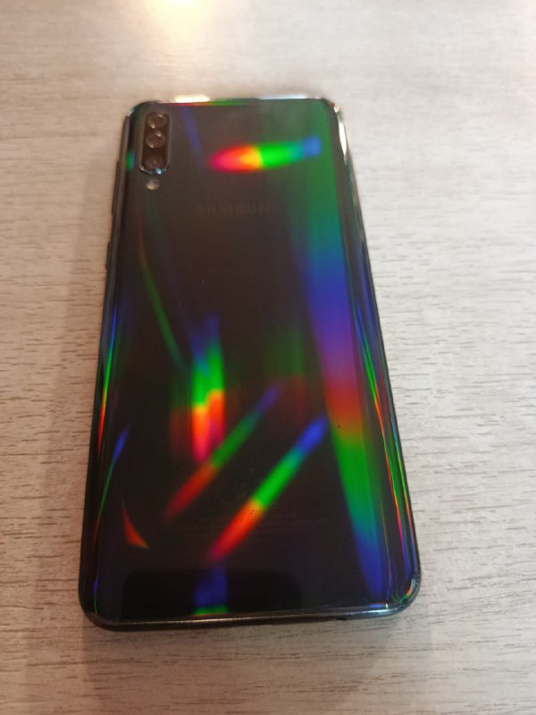 Телефоны Samsung A50, Huawei Y8p 4