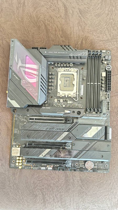 Материнская плата ROG Strix Z790 неисправная