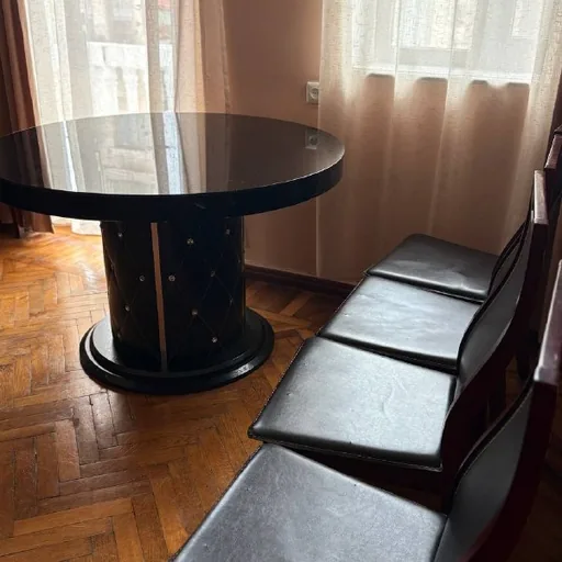 Стол, шесть стульев