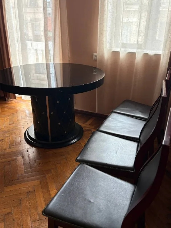 Стол, шесть стульев