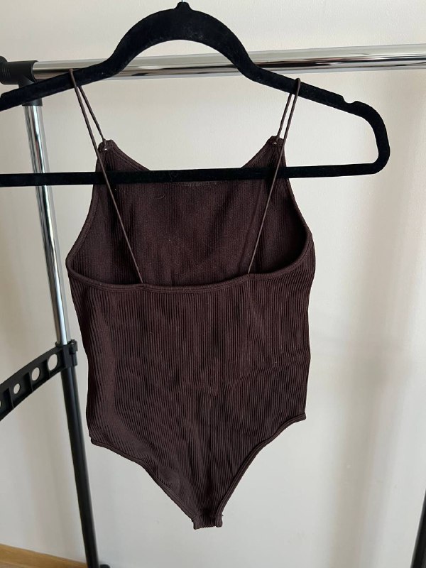Коричневое боди в рубчик Zara, Черное боди, Закрытый винтажный купальник, Боди с драпировкой, Корсетный жемчужный топ, Прозрачные штаны клеш с блестками 2
