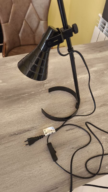 Стол ДСП 120x60см, кофейный столик Jusk Ø47см, лампа IKEA Lagra, табурет белый 3