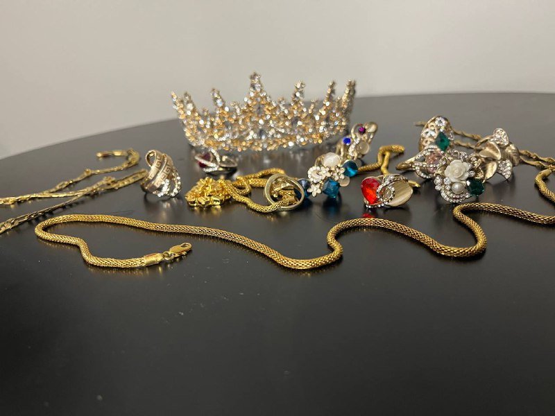 Лампы, пушистые подушки, крючок, корона, бижутерия 9