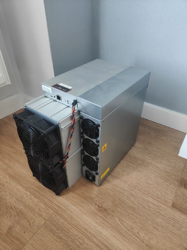 Antminer Bitmain 200Th/s 3,450W для добычи криптовалюты