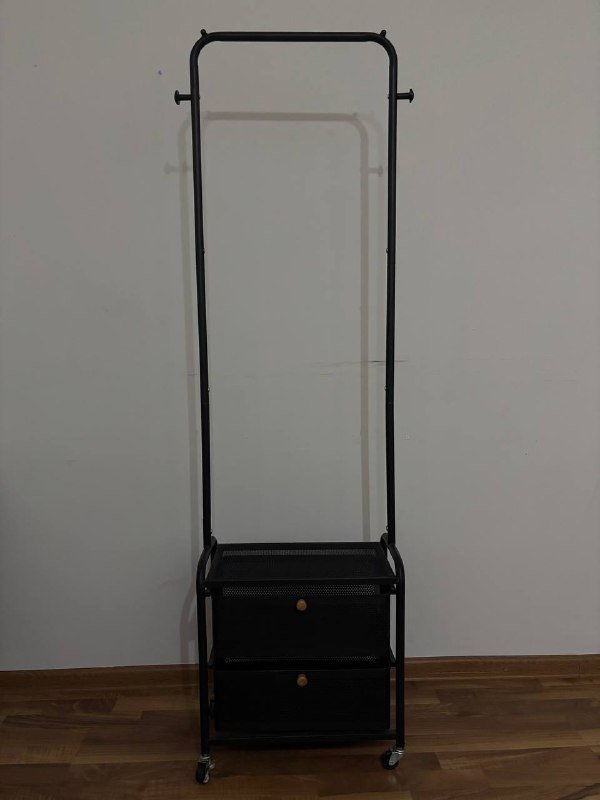 Металлическая вешалка с двумя ящиками на колесах