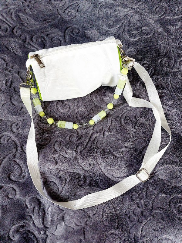 Белая сумка с зелёными элементами