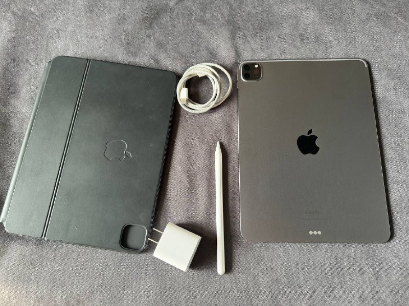 iPad 11 Pro 128 GB, Magic Keyboard, Apple Pencil 2 3