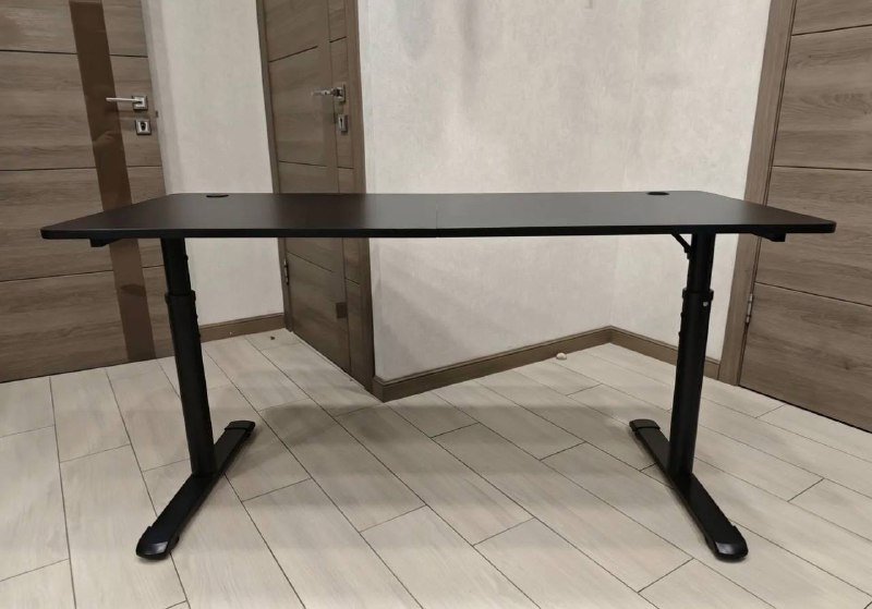 Чёрный компьютерный стол с регулируемой высотой 4