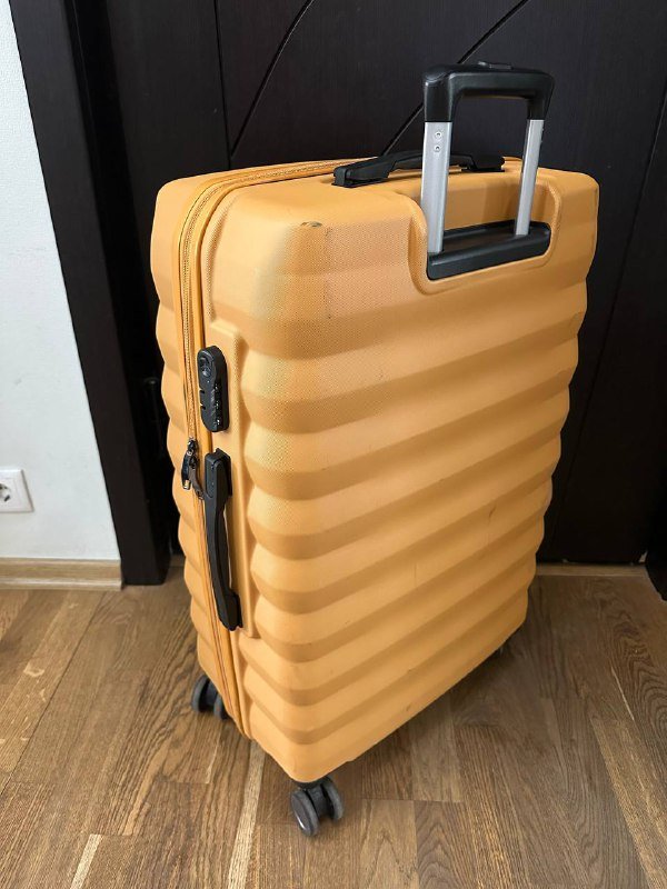 Большой желтый пластиковый чемодан 2