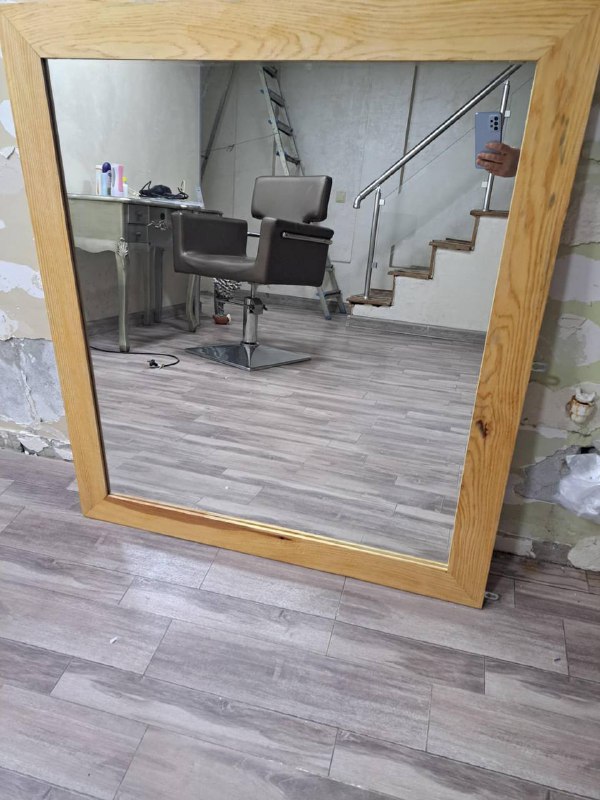 Стол с стойкой, зеркало 4
