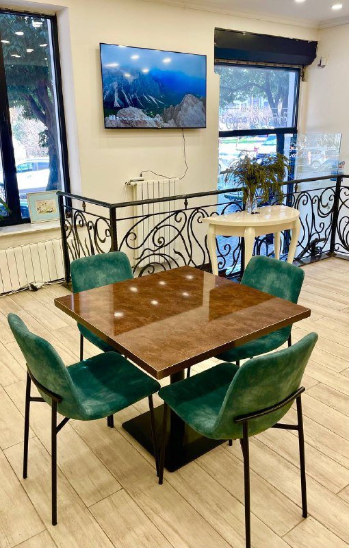 Деревянные столы, барная стойка, стойка-ресепшн администратора 7