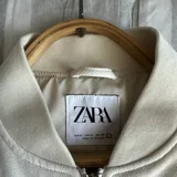 Мужская куртка Zara молочного цвета 2