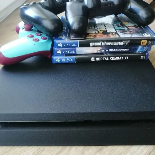 PlayStation 4 Slim 1 ТБ с 3 играми и 3 геймпадами
