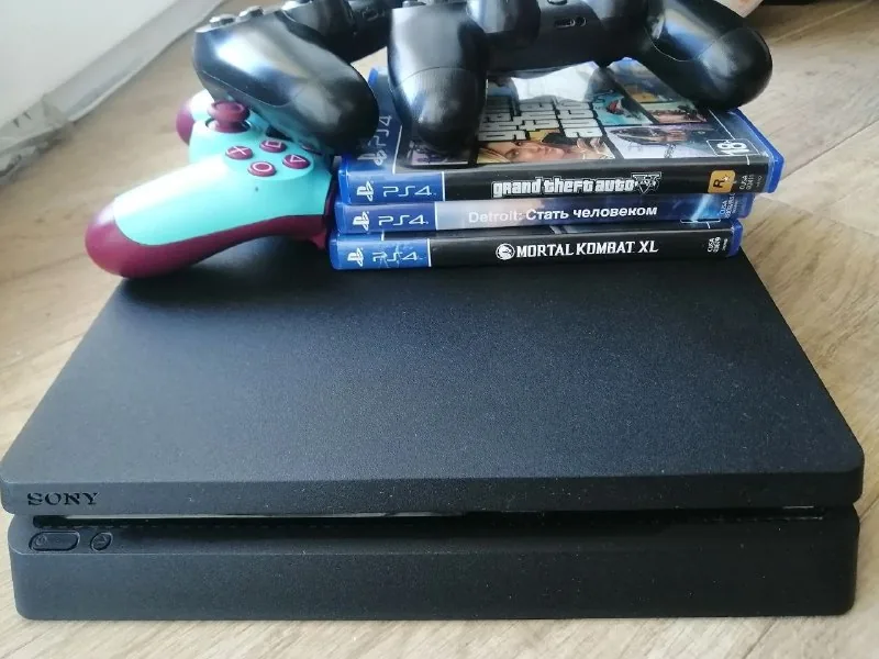 PlayStation 4 Slim 1 ТБ с 3 играми и 3 геймпадами 1
