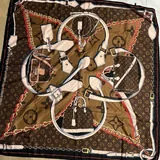 Платок Louis Vuitton, сумка через плечо, серый кардиган 2