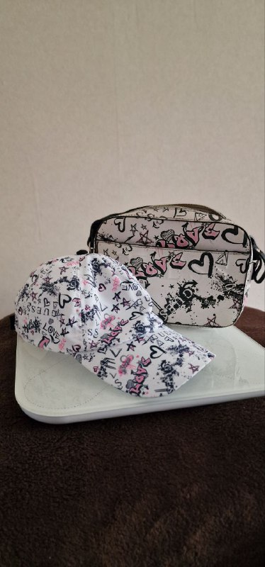 Сумка Guess, бейсболка Guess