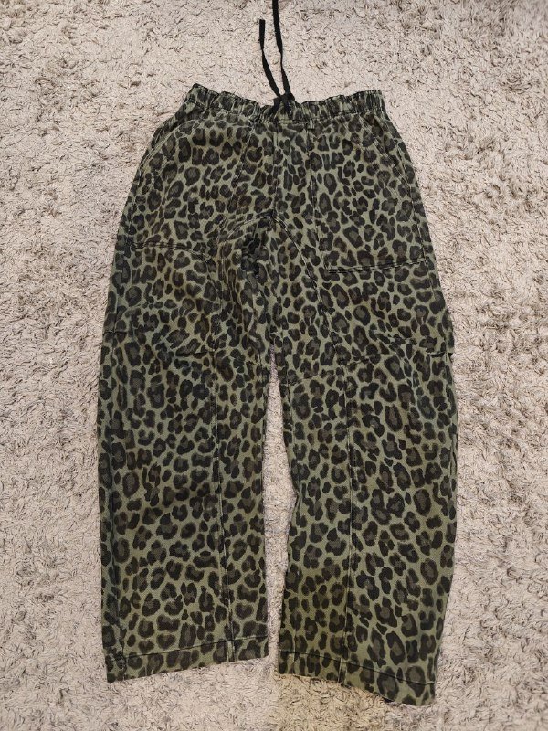 Синие джинсы uniq, черные вельветовые джинсы Levi's, леопардовые джинсы Pull&Bear, вельветовые джинсы Levi's, обувь Nike SB GT, Nike INITIATOR, Adidas YEEZY 450, Crocs Crush Clog 3