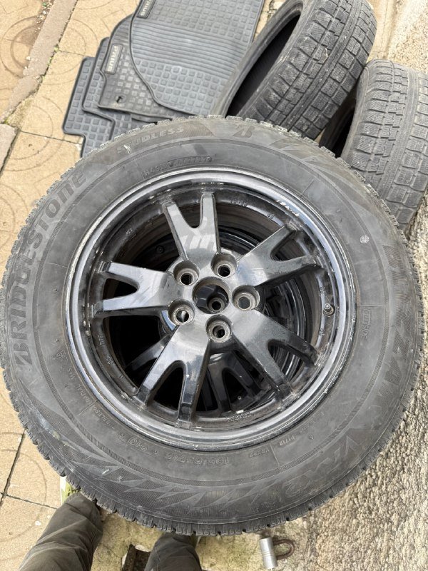 Toyota Prius 2012 г., гибрид, 180000 миль, комплект зимних покрышек 5