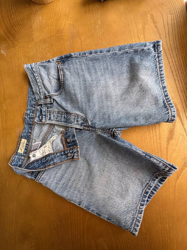 Боди Zara, шорты UNIQLO, шорты Levi’s 4