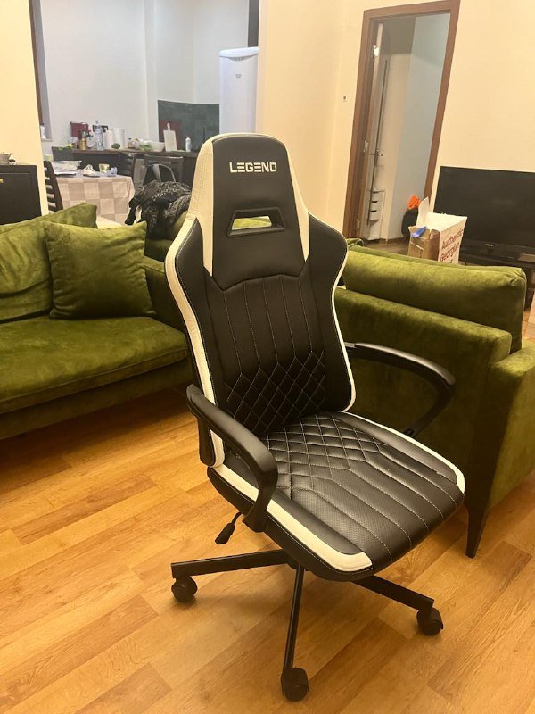 Кресло JYSK игровое, рабочий стол 2