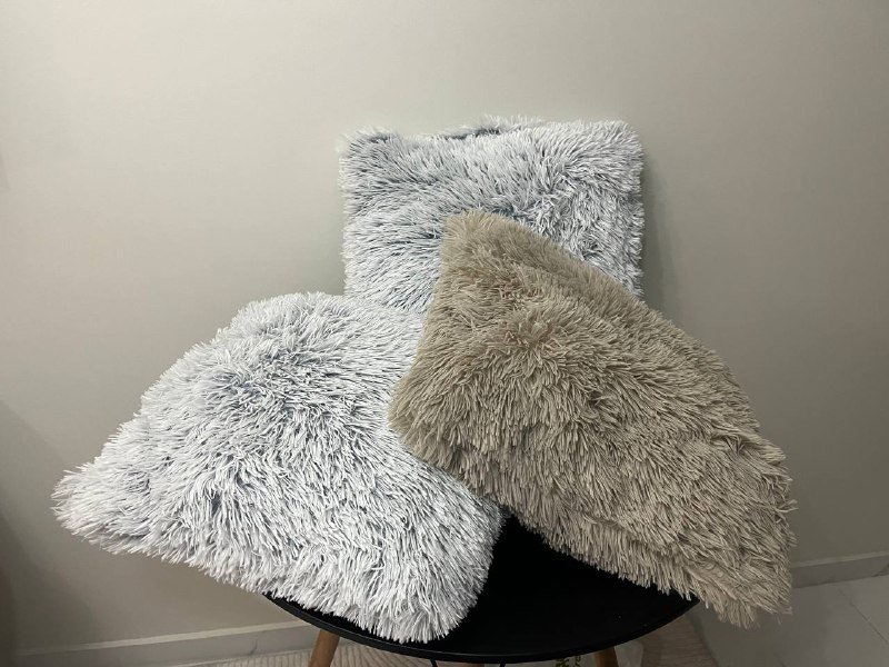 Лампы, пушистые подушки, крючок, корона, бижутерия 3