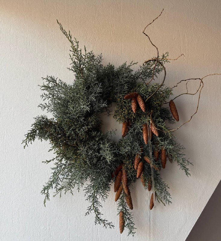 Венки из живой ароматной хвои с шишками, со стеклянными шарами, без хвои с хромом