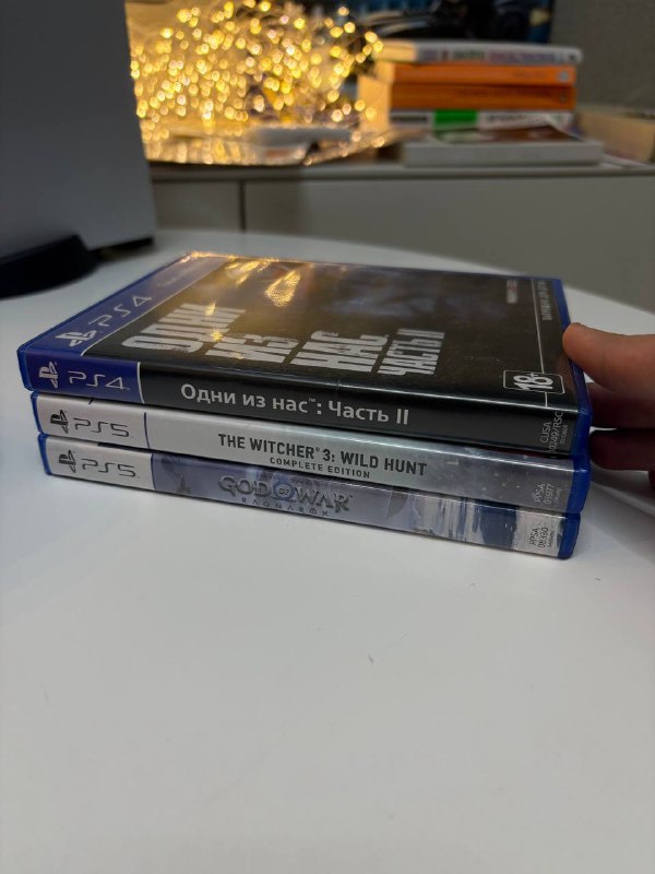 PlayStation 5 с геймпадами, играми и наушниками 3