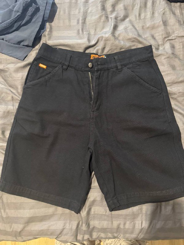 Футболка Nike Nocta, шорты Deus records и Quksilver, кошелек The North Face, игра с конфетами, перчатки Levi’s, куртка сноубордическая O’Neill, сандали мужские Teva 3