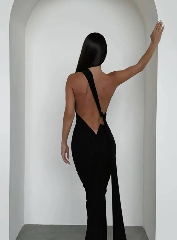 Элегантное чёрное платье в пол с открытыми плечами 2