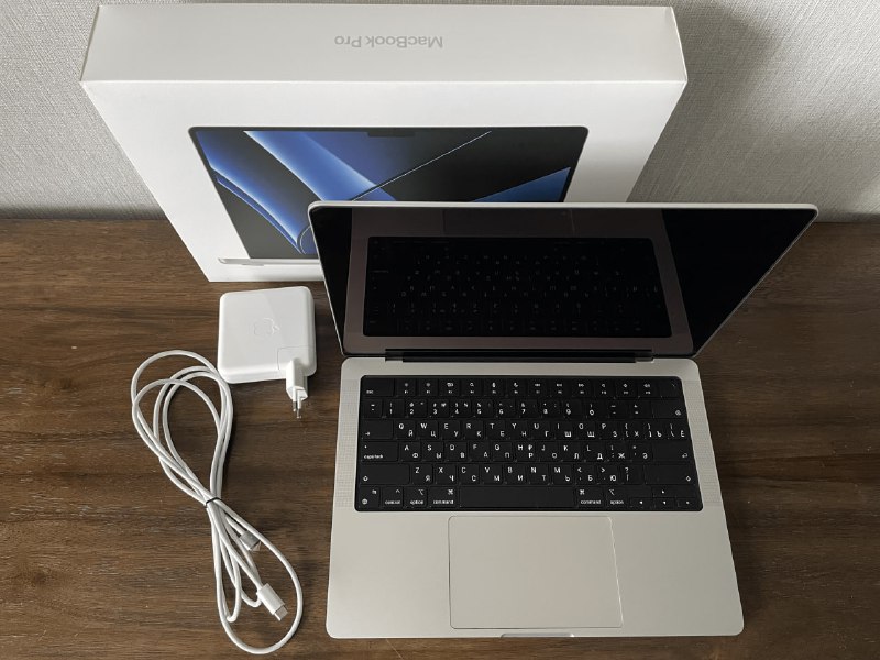 MacBook Pro 14 2023, M2 Pro, 16GB RAM, 1TB SSD 4