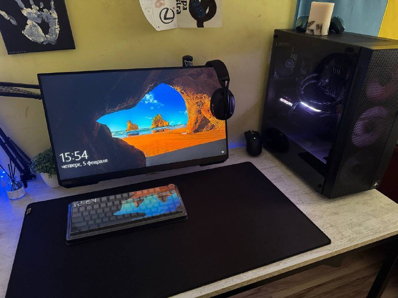 Игровой компьютер с монитором, мышью, клавиатурой, наушниками