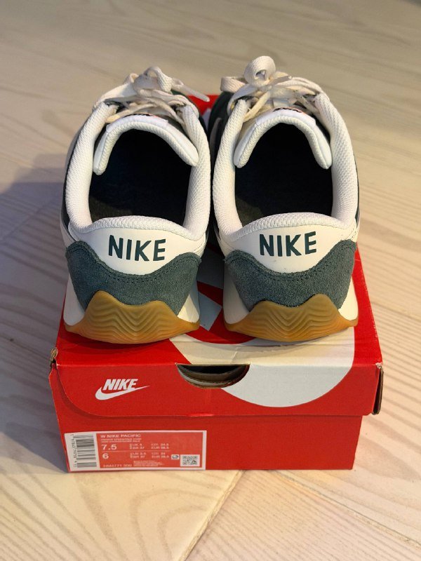 Женские кроссовки Nike Pacific 4