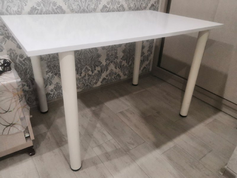 Стол белый с откручиваемыми ножками 2
