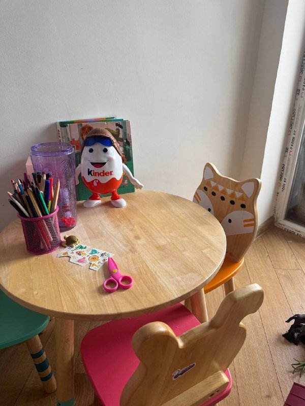 Два деревянных стула и стол