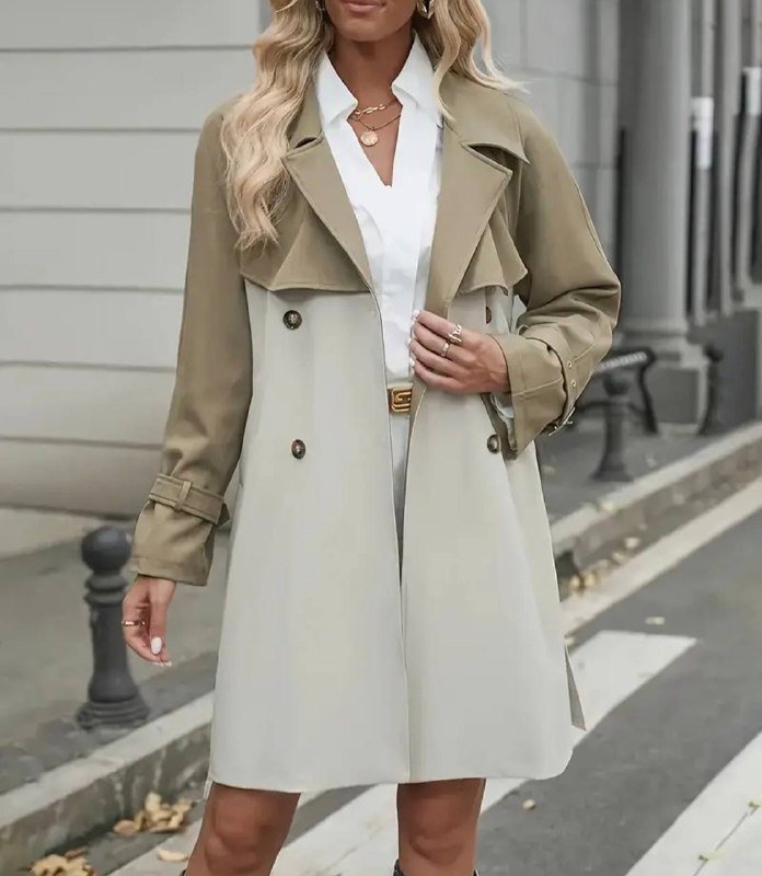 Двa женских плаща бежевого цвета